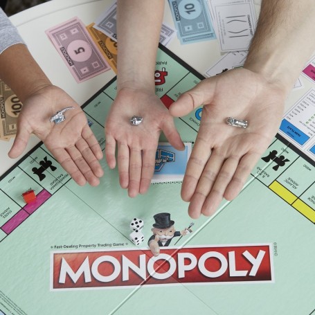 Monopoly Classico (C1009), è il gioco di contrattazione più famoso nel  mondo e da generazioni